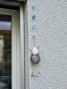 Weihnachts Dekohänger Adventsdeko Dekoration Weihnachten mit Elfenanhänger mit weisser Mütze silbernen Schuhen hellblauen und blauen Lampwork Glasperlen