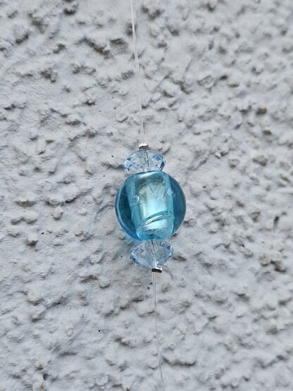 Weihnachts Dekohänger Adventsdeko Dekoration Weihnachten mit Elfenanhänger mit weisser Mütze silbernen Schuhen hellblauen und blauen Lampwork Glasperlen