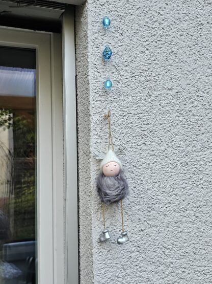 Weihnachts Dekohänger Adventsdeko Dekoration Weihnachten mit Elfenanhänger mit weisser Mütze silbernen Schuhen hellblauen und blauen Lampwork Glasperlen