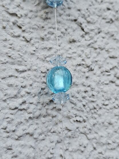 Weihnachts Dekohänger Adventsdeko Dekoration Weihnachten mit Elfenanhänger mit weisser Mütze silbernen Schuhen hellblauen und blauen Lampwork Glasperlen