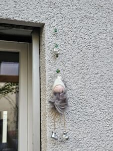 Weihnachts Dekohänger Adventsdeko Dekoration Weihnachten mit Elfenanhänger mit weisser Mütze und grünen Lampwork Glasperlen weissen Arylperlen mit silbernen Sternchen