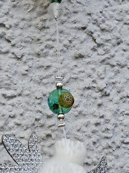 Weihnachts Dekohänger Adventsdeko Dekoration Weihnachten mit Elfenanhänger mit weisser Mütze und grünen Lampwork Glasperlen weissen Arylperlen mit silbernen Sternchen