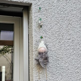 Weihnachts Dekohänger Adventsdeko Dekoration Weihnachten mit Elfenanhänger mit weisser Mütze und grünen Lampwork Glasperlen weissen Arylperlen mit silbernen Sternchen