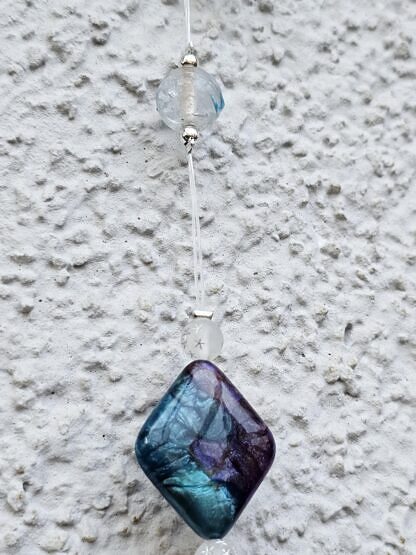 Weihnachts Dekohänger Adventsdeko Dekoration Weihnachten mit Engelsanhänger mit weissem Fell und weissen Lampwork Glasperlen weissen Acrylperlen mit silbernen Sternchen