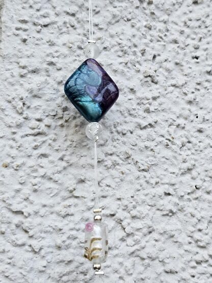 Weihnachts Dekohänger Adventsdeko Dekoration Weihnachten mit Engelsanhänger mit weissem Fell und weissen Lampwork Glasperlen weissen Acrylperlen mit silbernen Sternchen