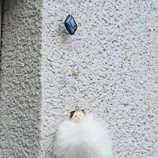 Weihnachts Dekohänger Adventsdeko Dekoration Weihnachten mit Engelsanhänger mit weissem Fell und weissen Lampwork Glasperlen weissen Acrylperlen mit silbernen Sternchen