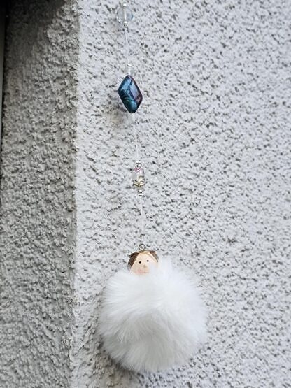 Weihnachts Dekohänger Adventsdeko Dekoration Weihnachten mit Engelsanhänger mit weissem Fell und weissen Lampwork Glasperlen weissen Acrylperlen mit silbernen Sternchen