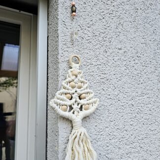 Weihnachts Dekohänger Adventsdeko Dekoration Weihnachten mit Makrame Weihnachtsbaumanhänger weissgoldenen Glas Lampworkperlen orangen Krepp und schwarzgoldenen Arylperlen