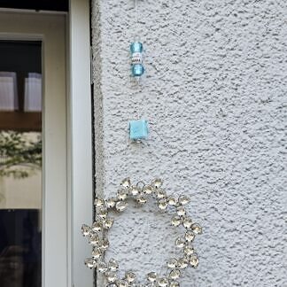 Weihnachts Dekohänger Adventsdeko Dekoration Weihnachten mit rundem Kranz mit Kristall Acryltropen hellblauen Glas Lampworkperlen weissen Acrylperlen mit silbernen Sternen