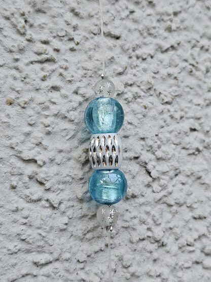 Weihnachts Dekohänger Adventsdeko Dekoration Weihnachten mit rundem Kranz mit Kristall Acryltropen hellblauen Glas Lampworkperlen weissen Acrylperlen mit silbernen Sternen