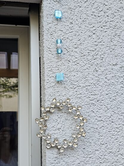 Weihnachts Dekohänger Adventsdeko Dekoration Weihnachten mit rundem Kranz mit Kristall Acryltropen hellblauen Glas Lampworkperlen weissen Acrylperlen mit silbernen Sternen