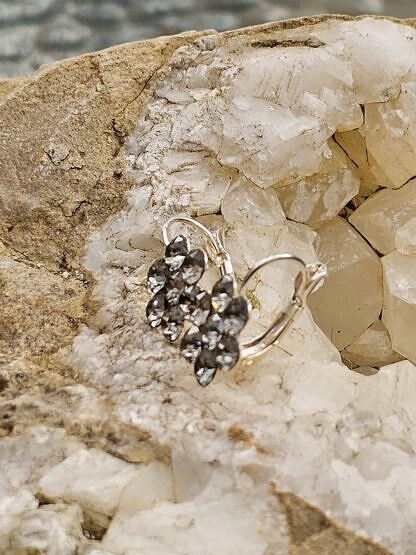 Blumen Ohrringe Ohrhänger aus Tombak bestückt mit 4mm anthrazit Swarovski Kristallen nickel- und bleifrei
