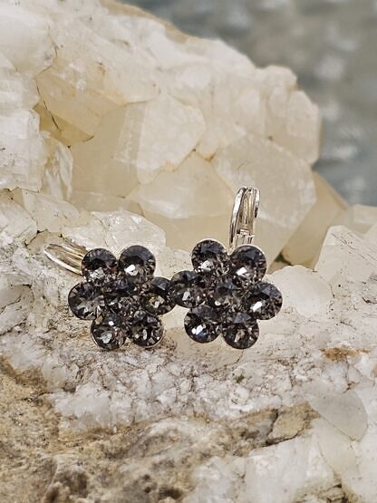 Blumen Ohrringe Ohrhänger aus Tombak bestückt mit 4mm anthrazit Swarovski Kristallen nickel- und bleifrei