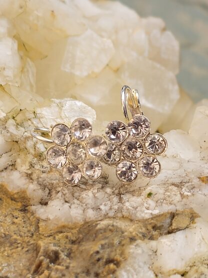 Blumen Ohrringe Ohrhänger aus Tombak bestückt mit 4mm weissen Swarovski Kristallen nickel- und bleifrei