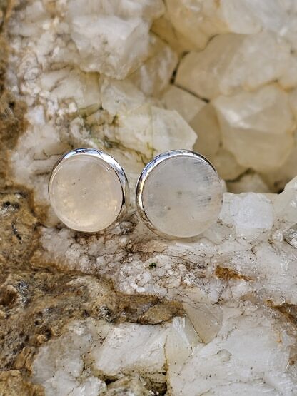 Edelstein Cabochon Ohrstecker Ohrringe aus 925 Silber mit 12mm weissen flachen Mondstein