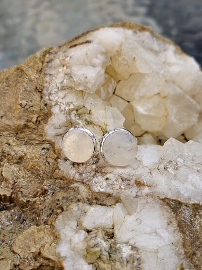 Edelstein Cabochon Ohrstecker Ohrringe aus 925 Silber mit 12mm weissen flachen Mondstein