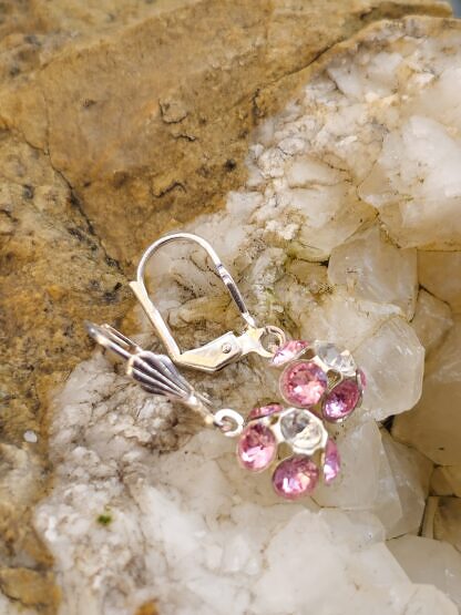 Ohrringe Ohrhänger aus Tombak mit Blumenanhänger bestückt mit 4mm rosa und weissen Swarovski Kristallen nickel- und bleifrei