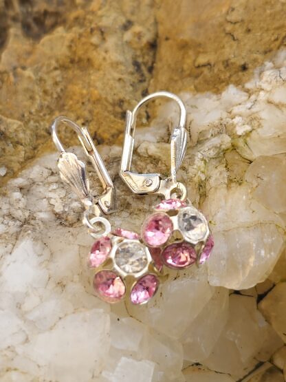 Ohrringe Ohrhänger aus Tombak mit Blumenanhänger bestückt mit 4mm rosa und weissen Swarovski Kristallen nickel- und bleifrei