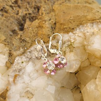 Ohrringe Ohrhänger aus Tombak mit Blumenanhänger bestückt mit 4mm rosa und weissen Swarovski Kristallen nickel- und bleifrei
