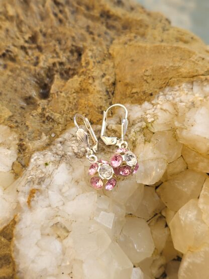 Ohrringe Ohrhänger aus Tombak mit Blumenanhänger bestückt mit 4mm rosa und weissen Swarovski Kristallen nickel- und bleifrei