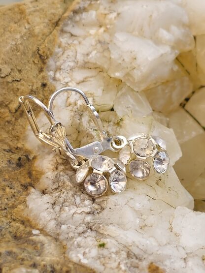 Ohrringe Ohrhänger aus Tombak mit Blumenanhänger bestückt mit 4mm weissen Swarovski Kristallen nickel- und bleifrei