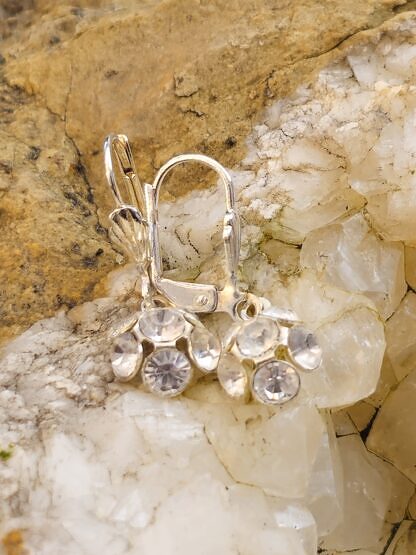 Ohrringe Ohrhänger aus Tombak mit Blumenanhänger bestückt mit 4mm weissen Swarovski Kristallen nickel- und bleifrei