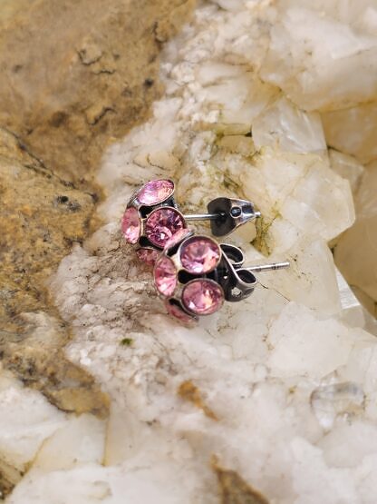 Ohrstecker Ohrringe aus Altsilber Tombak in Blumenform mit 4mm rosa Swarovski Kristallen nickel- und bleifrei