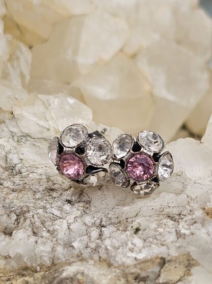 Ohrstecker Ohrringe Ohrschmuck aus Altsilber Tombak in Blumenform mit 4mm weissen und rosa Swarovski Kristallen nickel- und bleifrei