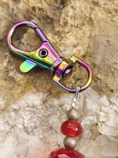 Schlüsselanhänger mit Herz Acrylherz Anhänger goldfarben Acryl und Glasperlen facettiert rot taupe Karabiner gold violett
