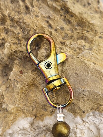 Schlüsselanhänger mit Herz Acrylherz Anhänger goldfarben Acrylperlen in anthrazit gold dunkelrot Sternenstaubperle grün Karabiner in Goldviolett