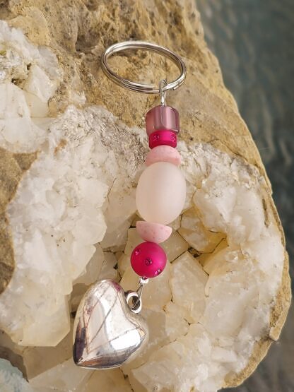 Schlüsselanhänger mit Herz Acrylherz Anhänger silberfarben Acrylperlen in diversen Formen rosa altrosa pink mit Strasssteinchen