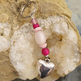 Schlüsselanhänger mit Herz Acrylherz Anhänger silberfarben Acrylperlen in diversen Formen rosa altrosa pink mit Strasssteinchen
