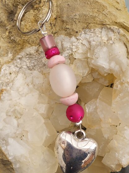 Schlüsselanhänger mit Herz Acrylherz Anhänger silberfarben Acrylperlen in diversen Formen rosa altrosa pink mit Strasssteinchen