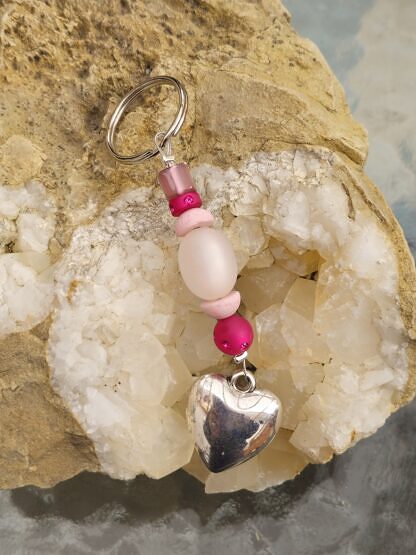 Schlüsselanhänger mit Herz Acrylherz Anhänger silberfarben Acrylperlen in diversen Formen rosa altrosa pink mit Strasssteinchen