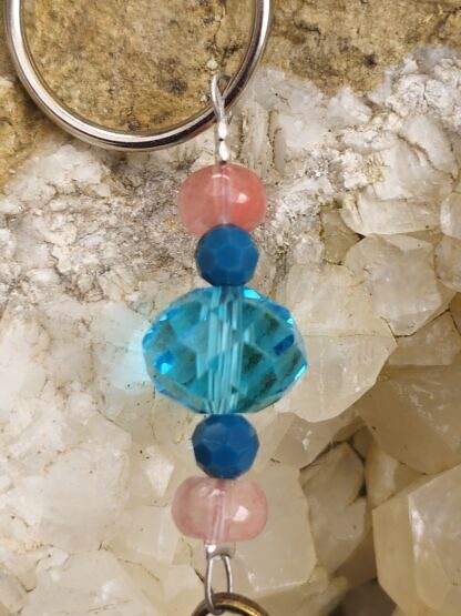 Schlüsselanhänger mit Schlüssel bronze Herzschlüssel blauen facettierten Acrylperlen rosa Glasrondellen hellblauer facettierter Glasperle