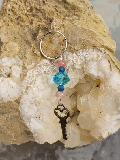 Schlüsselanhänger mit Schlüssel bronze Herzschlüssel blauen facettierten Acrylperlen rosa Glasrondellen hellblauer facettierter Glasperle