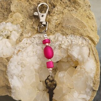 Schlüsselanhänger mit Schlüssel bronze Herzschlüssel mit matten pinken Acrylperlen Strasssteinchen rosa Rocaillesperlen und Metallkarabiner