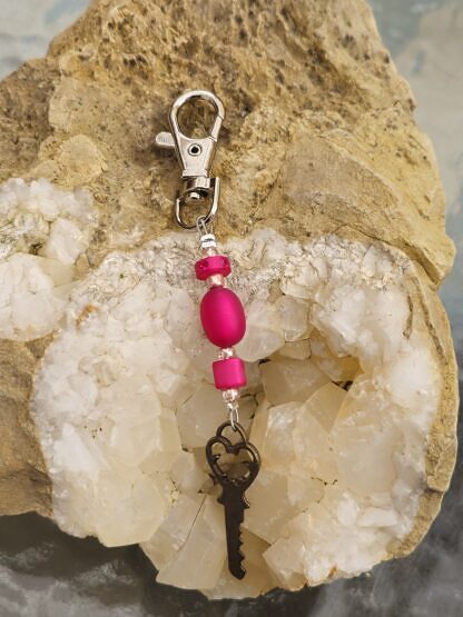 Schlüsselanhänger mit Schlüssel bronze Herzschlüssel mit matten pinken Acrylperlen Strasssteinchen rosa Rocaillesperlen und Metallkarabiner