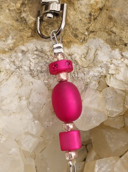 Schlüsselanhänger mit Schlüssel bronze Herzschlüssel mit matten pinken Acrylperlen Strasssteinchen rosa Rocaillesperlen und Metallkarabiner