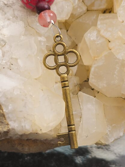 Schlüsselanhänger mit Schlüssel bronze mit pinkglitzernder Polymer Clay Perle rosa Glasrondellen dunkelbraunen Holzperlen goldvioletter Karabiner