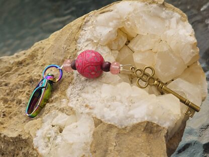 Schlüsselanhänger mit Schlüssel bronze mit pinkglitzernder Polymer Clay Perle rosa Glasrondellen dunkelbraunen Holzperlen goldvioletter Karabiner