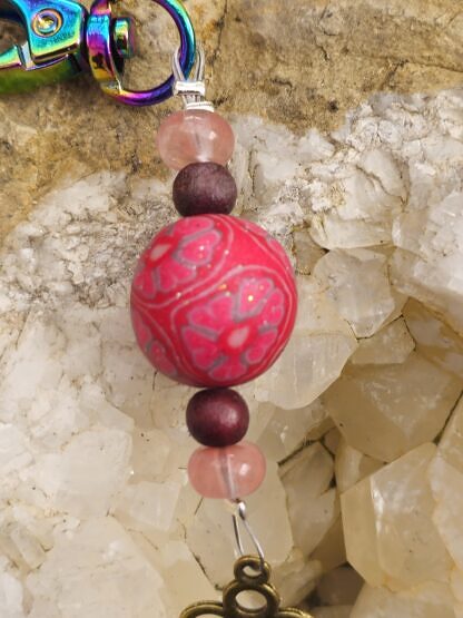 Schlüsselanhänger mit Schlüssel bronze mit pinkglitzernder Polymer Clay Perle rosa Glasrondellen dunkelbraunen Holzperlen goldvioletter Karabiner