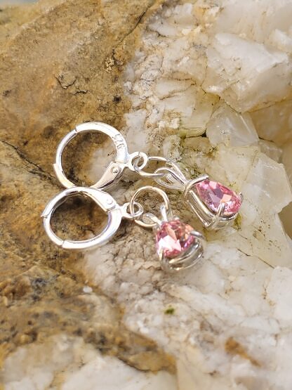 Silber Ohrringe Ohrhänger mit rosa Preciosa Tropfen Kristallen eingefasst in 925 Sterling Silber Brezel Brisuren ebenso aus 925 Silber