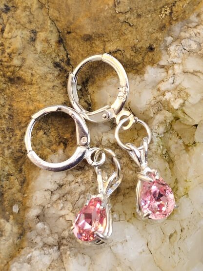 Silber Ohrringe Ohrhänger mit rosa Preciosa Tropfen Kristallen eingefasst in 925 Sterling Silber Brezel Brisuren ebenso aus 925 Silber