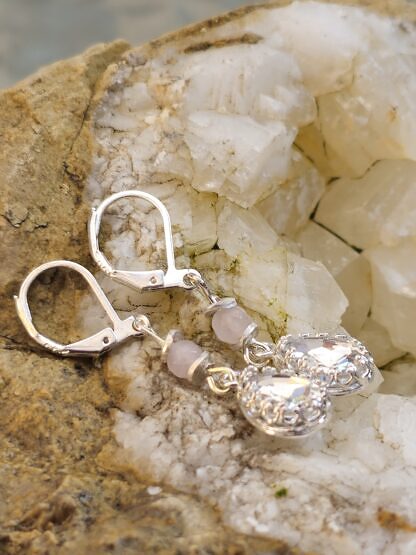 Silber Ohrringe Ohrhänger mit weissen Preciosa Tropfen Kristallen eingefasst in 925 Sterling Silber Brezel Brisuren aus Silber Picasso Rosenquarz Edelsteinperlen mit Silber Perlkappen