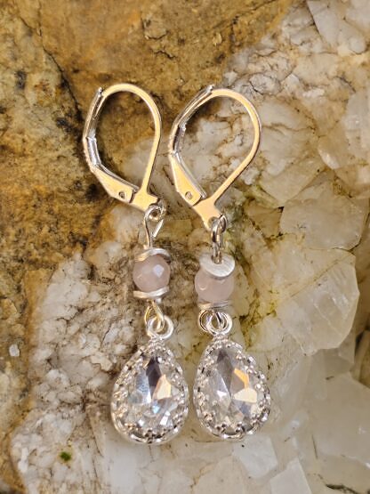 Silber Ohrringe Ohrhänger mit weissen Preciosa Tropfen Kristallen eingefasst in 925 Sterling Silber Brezel Brisuren aus Silber Picasso Rosenquarz Edelsteinperlen mit Silber Perlkappen