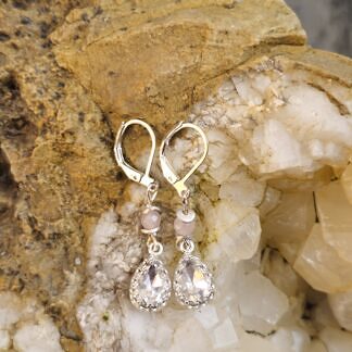 Silber Ohrringe Ohrhänger mit weissen Preciosa Tropfen Kristallen eingefasst in 925 Sterling Silber Brezel Brisuren aus Silber Picasso Rosenquarz Edelsteinperlen mit Silber Perlkappen