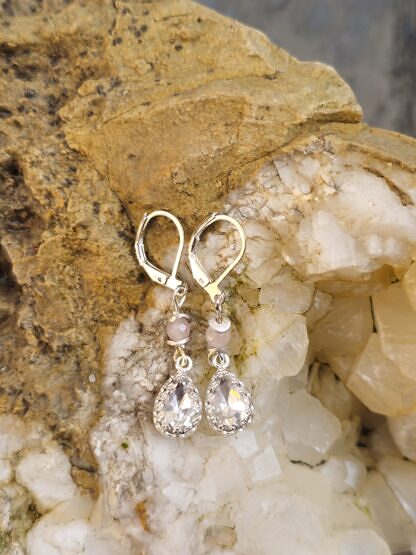 Silber Ohrringe Ohrhänger mit weissen Preciosa Tropfen Kristallen eingefasst in 925 Sterling Silber Brezel Brisuren aus Silber Picasso Rosenquarz Edelsteinperlen mit Silber Perlkappen