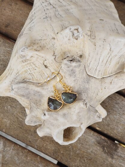 Edelstein Ohrringe Ohrhänger Ohrschmuck mit Halbmond Labradoritanhänger Goldfassung und Ohrhaken aus 18 Karat Gold