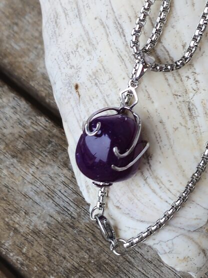 Kurze Halskette mit Amethyst Trommenstein Anhänger eingefasst in einer 925 Sterling Silber Fassung Gliederkette aus Metall Steinschmuck Steinkette Halskette mit Anhänger